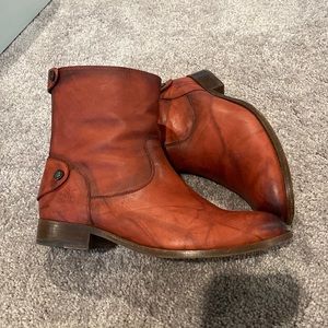 Frye women’s Melissa Button Zip Short Burnt Red Dakota size 8